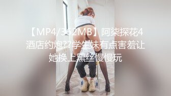 商场抄底美女穿着透明内裤被男友伸进裙子摸屁股