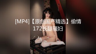 纹身哥约离婚女同事穿上情趣网袜玩3P