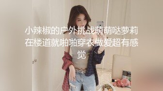 风景区女厕全景偷拍多位美女少妇前来献B (8)