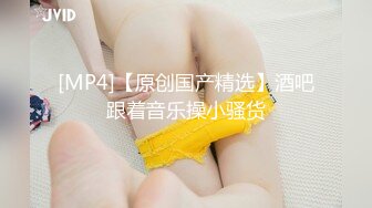 性感大波骚姐姐家中看着A片自慰被2年没做爱弟弟的同学发现早就心仪已久机不可失扒光啪啪高潮喷水对白精彩淫荡