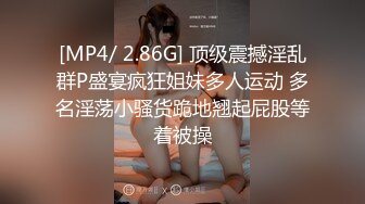 [MP4/ 131M] 穿旗袍的人妻，银色高跟鞋，肉色丝袜，妥妥的小淫妇，吃完鸡后入她，满足她一周两次！