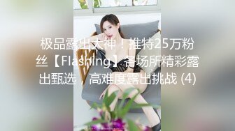 颜值不错小姐姐穿着白衣牛仔裤，坐沙发上揉捏她