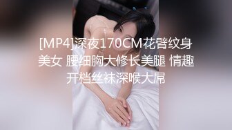 【果哥系列】果哥出品大尺度洋子非常淫骚的白领女高管给她逼逼喝点水