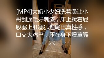 新来的美女模特全程露脸深夜撩骚互动狼友，揉奶玩逼勾搭大哥，让大哥抠逼揉奶