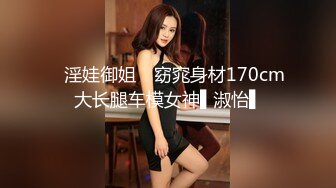 [MP4]淫乱KTVDD4P，骚逼被大哥抠着骚逼还在唱歌，沙发上的小哥后入不停抽插大骚屁股，草着逼唱着哥真会玩刺激