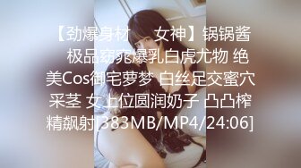 眼镜小美女露脸群P好几哥大哥，身材不错让三个大哥