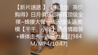 气质露脸哺乳期的小阿姨家里有人偷偷的跟狼友骚一下，互动撩骚漏出坚挺的大奶子挤奶水给狼友看，自己抠逼逼