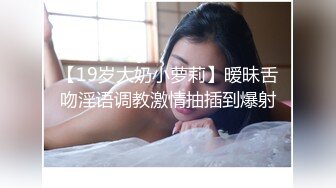 公园偶遇出来跑步的眼镜女孩没穿内裤休息的时候露出茂盛的黑逼毛