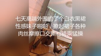 眼镜清纯小女友，居家爱爱操骚逼，撩起衣服露奶玩屌，跪着舔蛋床上好骚，侧入小嫩穴，掐着脖子一顿猛怼