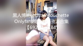 童颜巨乳女孩手机看黄片摸逼受不了男朋友后入猛操出水的骚逼满足性欲