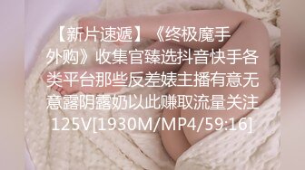 小哥会所寻花玩了个按摩技师，不正规的按摩服务骚货重点照顾大鸡巴，小哥手也不闲着摸骚奶子，口交撸管射精