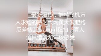 炎炎夏日，卷毛小夥到女同學家做客，吃個西瓜，趁妹子父母不在，按在沙發上啪啪