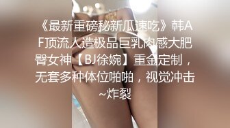 小县城路边沟厕偷拍几个美女尿尿好像被其中一个发现了