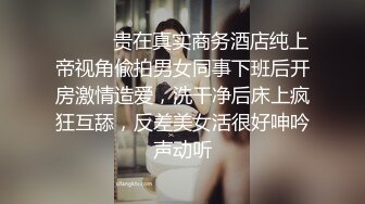 后入熟女张开的大屁眼，每一下都把她顶爽了，老公没有给过的感觉！