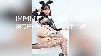 ❤️最新流出秀人网90后平面极品模特【是小逗逗】真空出行，两点凸起死水库地铁露出，你不尴尬尴尬的都是别人