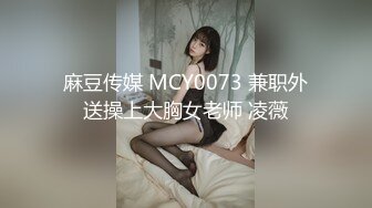 小虎牙清纯甜美学生萌妹，撩起衣服揉捏贫乳，掰开粉嫩小穴道具插入