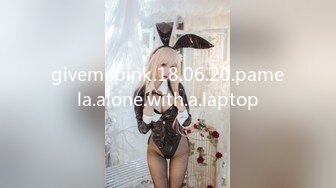 givemepink.18.06.20.pamela.alone.with.a.laptop